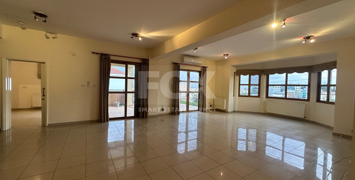 Detached five bedroom Villa with swimming pool for sale in Agios Athanasios-Limassol