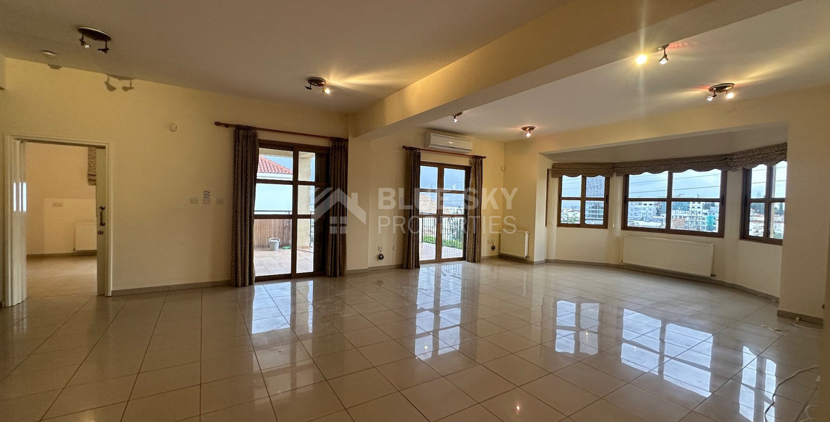 Detached five bedroom Villa with swimming pool for sale in Agios Athanasios-Limassol