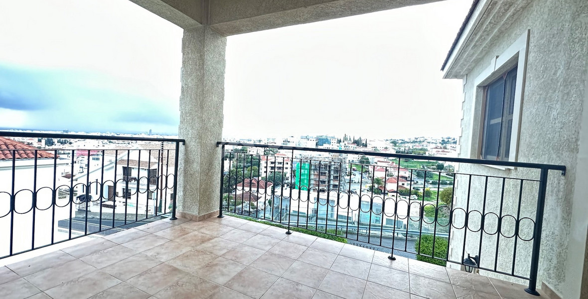 Detached five bedroom Villa with swimming pool for sale in Agios Athanasios-Limassol