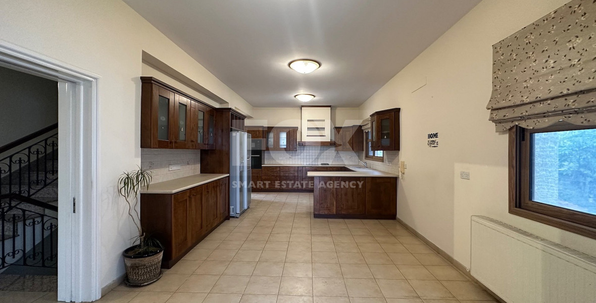 Detached five bedroom Villa with swimming pool for sale in Agios Athanasios-Limassol