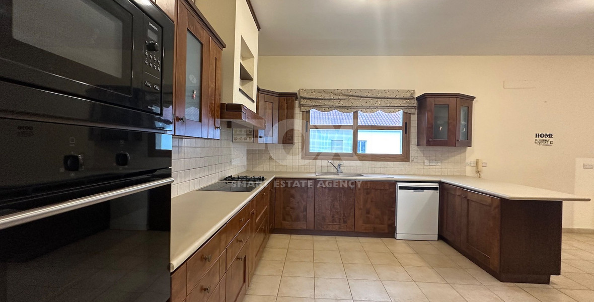 Detached five bedroom Villa with swimming pool for sale in Agios Athanasios-Limassol