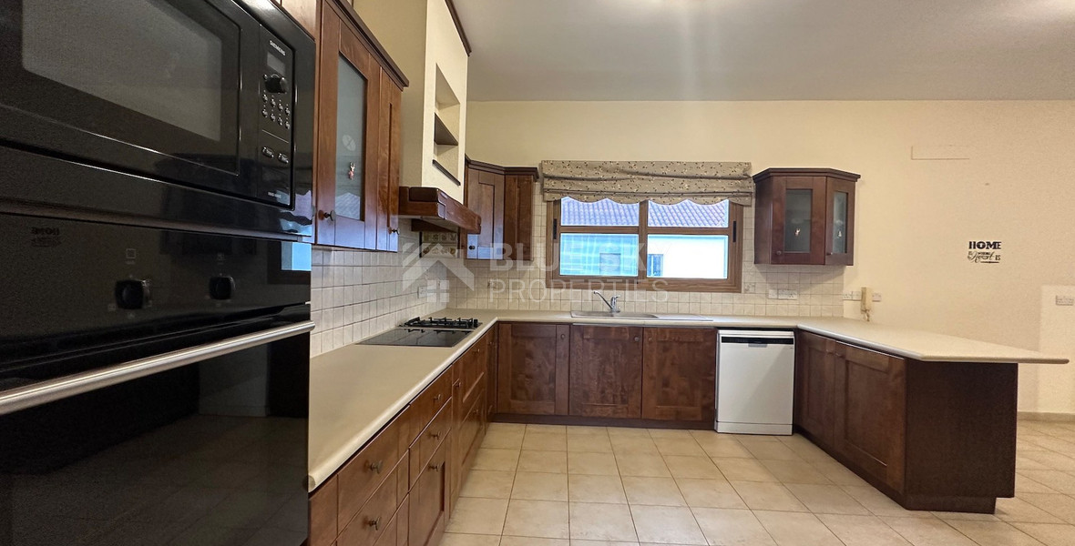 Detached five bedroom Villa with swimming pool for sale in Agios Athanasios-Limassol