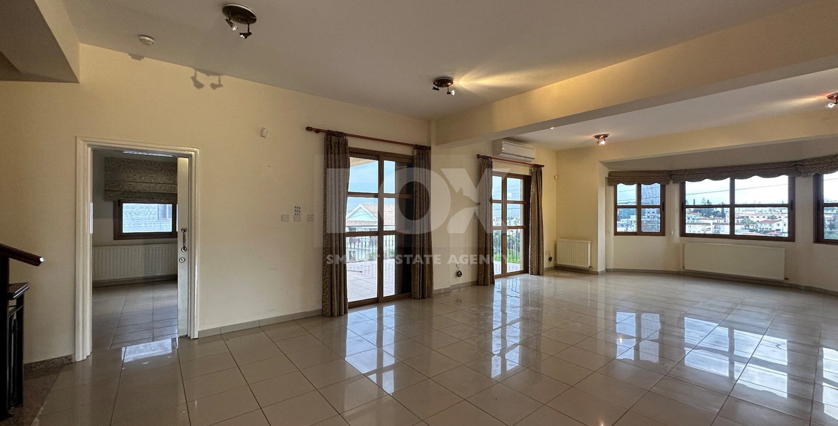 Detached five bedroom Villa with swimming pool for rent in Agios Athanasios