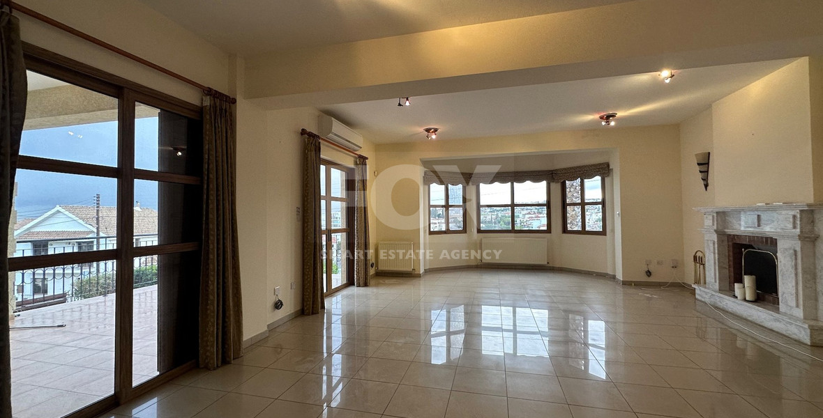 Detached five bedroom Villa with swimming pool for rent in Agios Athanasios