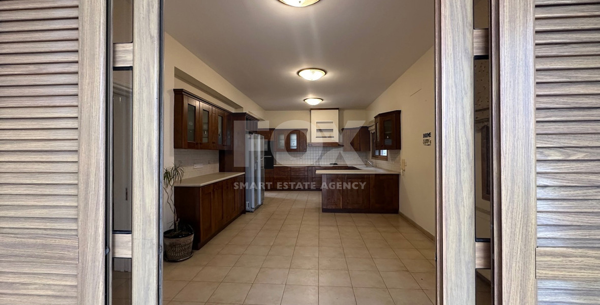 Detached five bedroom Villa with swimming pool for rent in Agios Athanasios