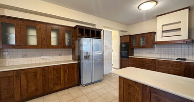 Detached five bedroom Villa with swimming pool for rent in Agios Athanasios