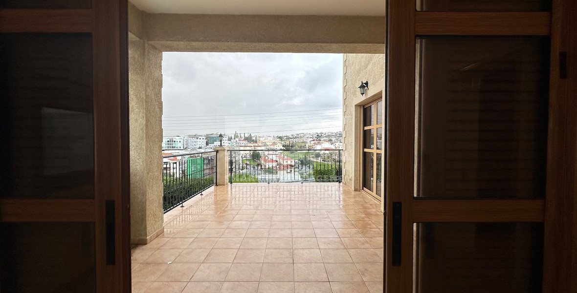 Detached five bedroom Villa with swimming pool for rent in Agios Athanasios