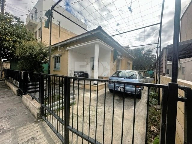 PLOT TO BUILD AN APARTMENT BUILDING - FOR SALE WITH HOUSE ON THE CENTRALLY LOCATED AGIOS NIKOLAOS