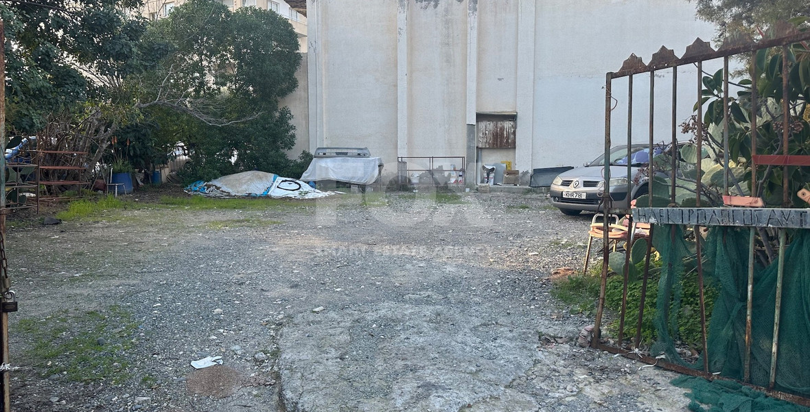 Old Building on a large plot in Agios Nikolaos