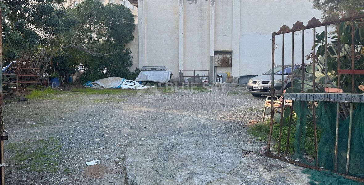 Old Building on a large plot in Agios Nikolaos