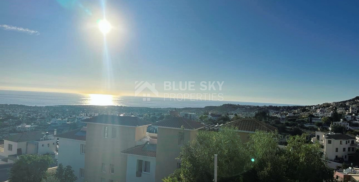 Stunning 2 bedroom apartment with unobstructed Sea views!