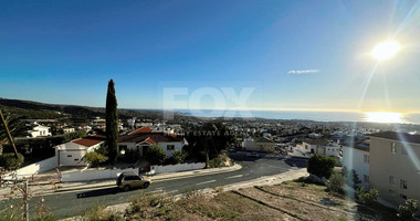 Stunning 2 bedroom apartment with unobstructed Sea views!