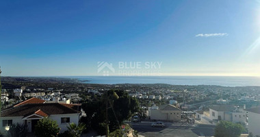 Stunning 2 bedroom apartment with unobstructed Sea views!