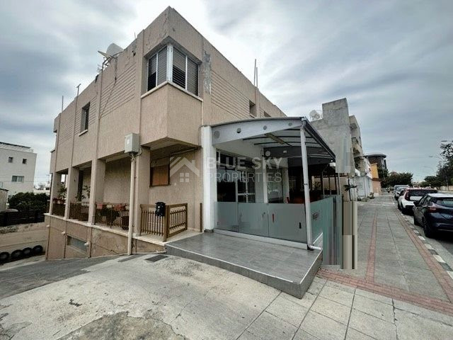 BUILDING ON BUSY ROAD WITH 2 SHOPS -LARGE UPPER PENTHOUSE- BASEMENT