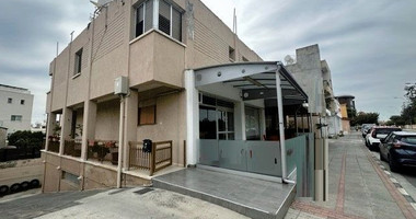 BUILDING ON BUSY ROAD WITH 2 SHOPS -LARGE UPPER PENTHOUSE- BASEMENT