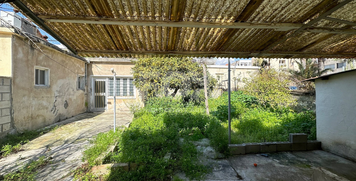 PLOT WITH TWO STOREY BUILDING ON IN THE HEART OF AGIA ZONI