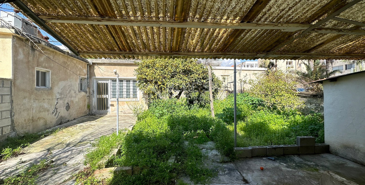 PLOT WITH TWO STOREY BUILDING ON IN THE HEART OF AGIA ZONI