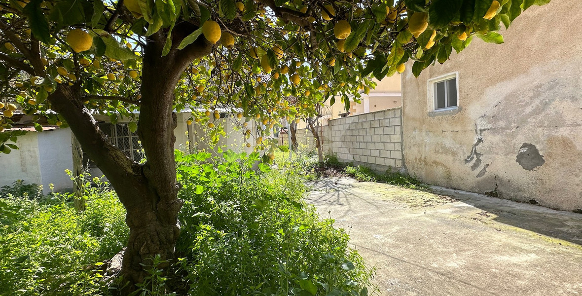 PLOT WITH TWO STOREY BUILDING ON IN THE HEART OF AGIA ZONI