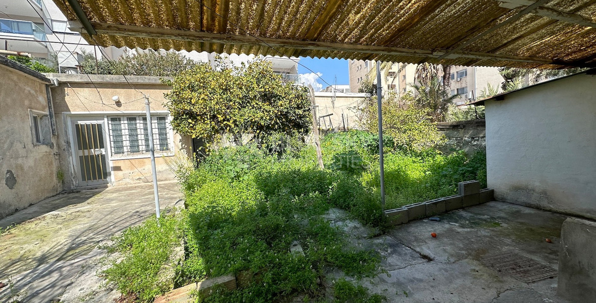 PLOT WITH TWO STOREY BUILDING ON IN THE HEART OF AGIA ZONI