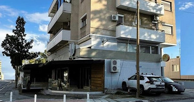 BUILDING FOR SALE WITH LARGE SHOWROOM AND APARTMENTS ON MAIN COMMERCIAL AVENUE