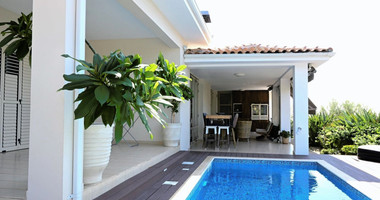 Stunning Bungalow with Sea Views
