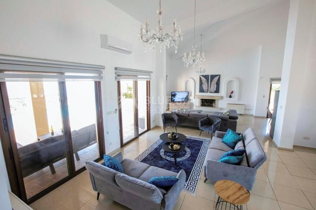 Luxury Oasis : Your Dream Villa in Paphos!