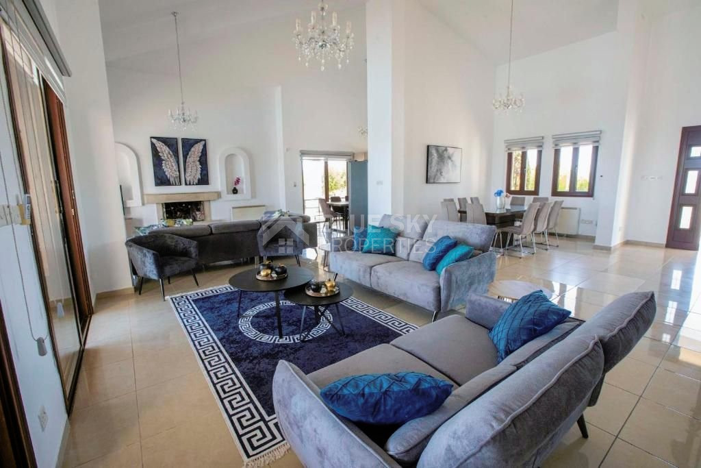 Luxury Oasis : Your Dream Villa in Paphos!