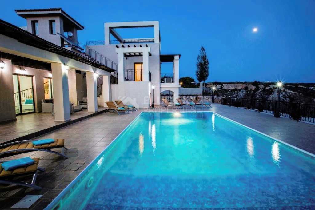 Luxury Oasis : Your Dream Villa in Paphos!