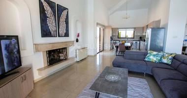 Luxury Oasis : Your Dream Villa in Paphos!