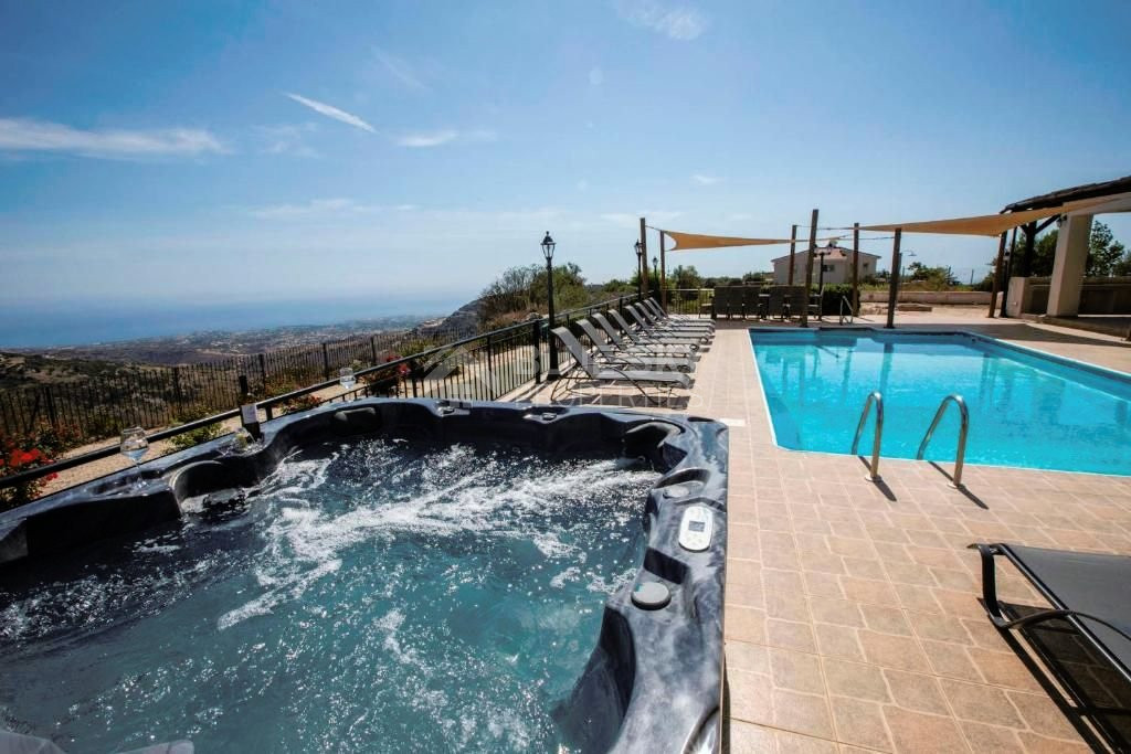 Luxury Oasis : Your Dream Villa in Paphos!