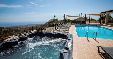 Luxury Oasis : Your Dream Villa in Paphos!