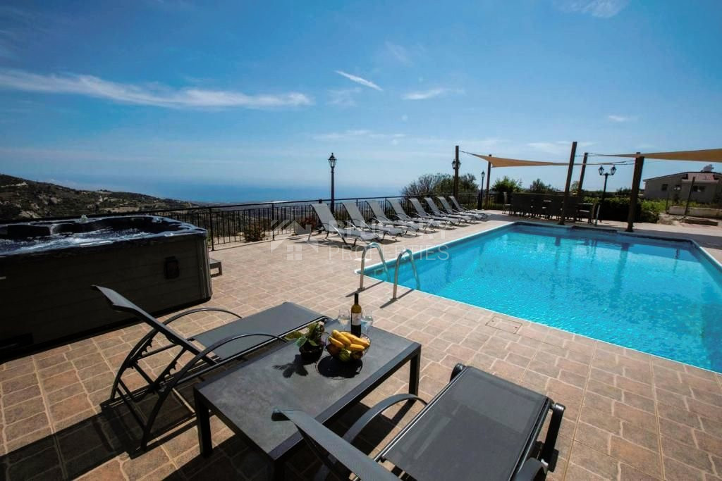 Luxury Oasis : Your Dream Villa in Paphos!