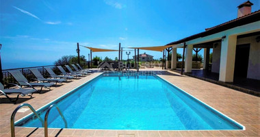 Luxury Oasis : Your Dream Villa in Paphos!