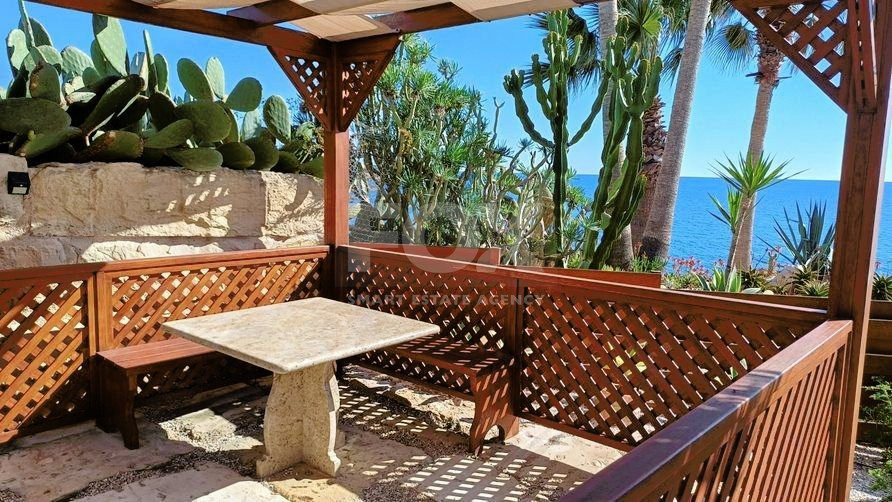 AMAZING SEA FRONT FIVE-BEDROOM LUXURY VILLA WITH BREATHTAKING VIEWS