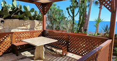 AMAZING SEA FRONT FIVE-BEDROOM LUXURY VILLA WITH BREATHTAKING VIEWS