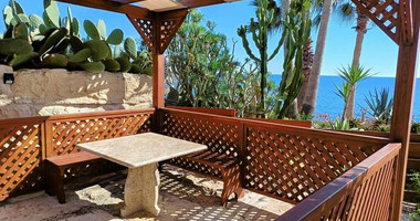 AMAZING SEA FRONT FIVE-BEDROOM LUXURY VILLA WITH BREATHTAKING VIEWS