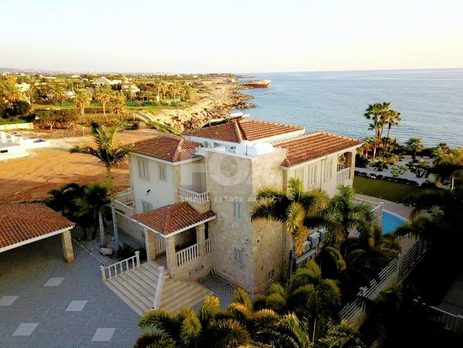 AMAZING SEA FRONT FIVE-BEDROOM LUXURY VILLA WITH BREATHTAKING VIEWS
