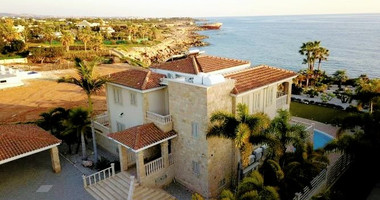 AMAZING SEA FRONT FIVE-BEDROOM LUXURY VILLA WITH BREATHTAKING VIEWS