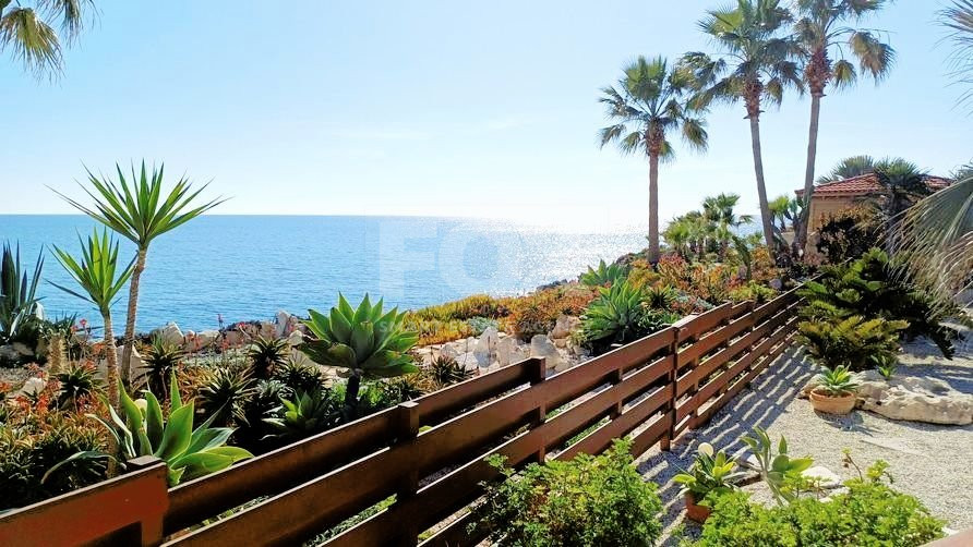 AMAZING SEA FRONT FIVE-BEDROOM LUXURY VILLA WITH BREATHTAKING VIEWS