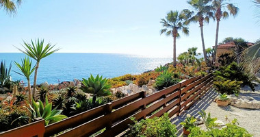 AMAZING SEA FRONT FIVE-BEDROOM LUXURY VILLA WITH BREATHTAKING VIEWS