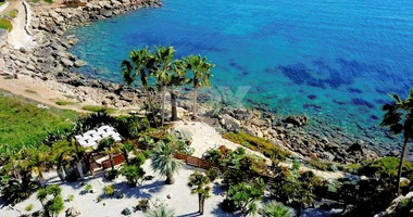 AMAZING SEA FRONT FIVE-BEDROOM LUXURY VILLA WITH BREATHTAKING VIEWS