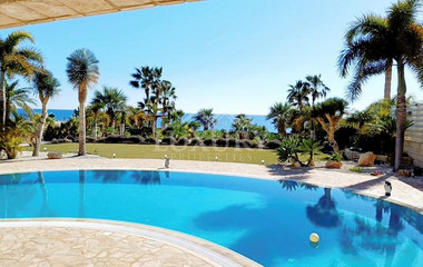 AMAZING SEA FRONT FIVE-BEDROOM LUXURY VILLA WITH BREATHTAKING VIEWS