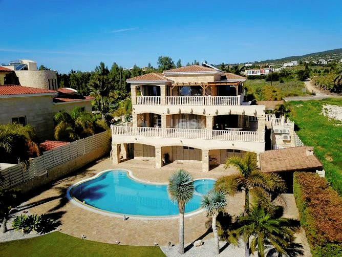 AMAZING SEA FRONT FIVE-BEDROOM LUXURY VILLA WITH BREATHTAKING VIEWS