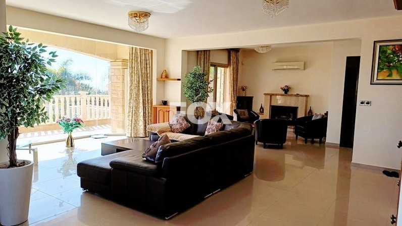 Commercial properties 400 m² for rent in Sea Caves, Paphos, Cyprus