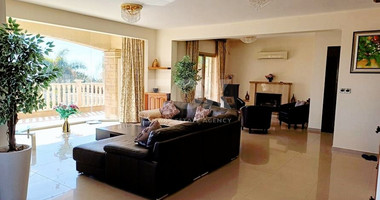 AMAZING SEA FRONT FIVE-BEDROOM LUXURY VILLA WITH BREATHTAKING VIEWS