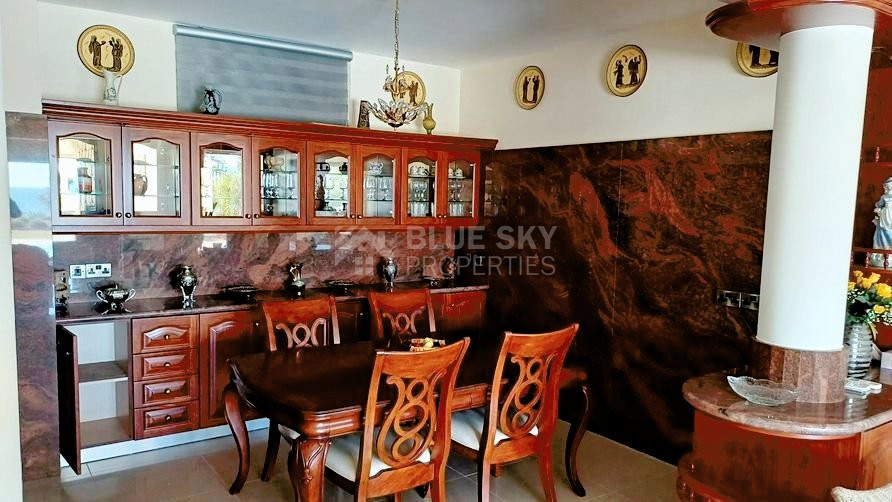 AMAZING SEA FRONT FIVE-BEDROOM LUXURY VILLA WITH BREATHTAKING VIEWS