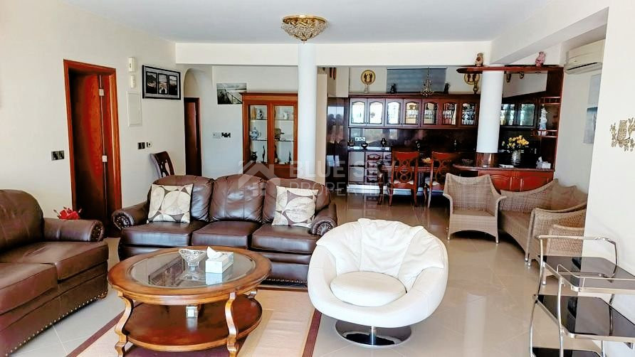 AMAZING SEA FRONT FIVE-BEDROOM LUXURY VILLA WITH BREATHTAKING VIEWS