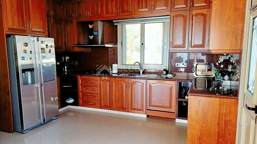 AMAZING SEA FRONT FIVE-BEDROOM LUXURY VILLA WITH BREATHTAKING VIEWS