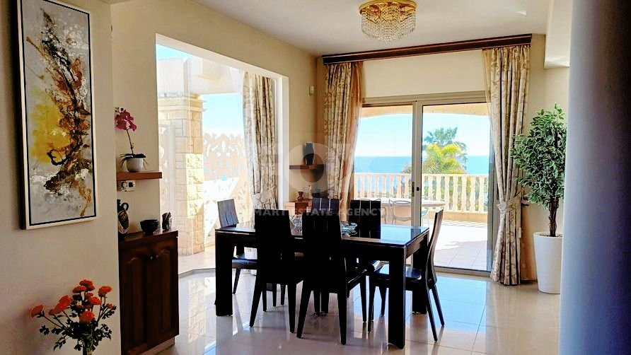 AMAZING SEA FRONT FIVE-BEDROOM LUXURY VILLA WITH BREATHTAKING VIEWS