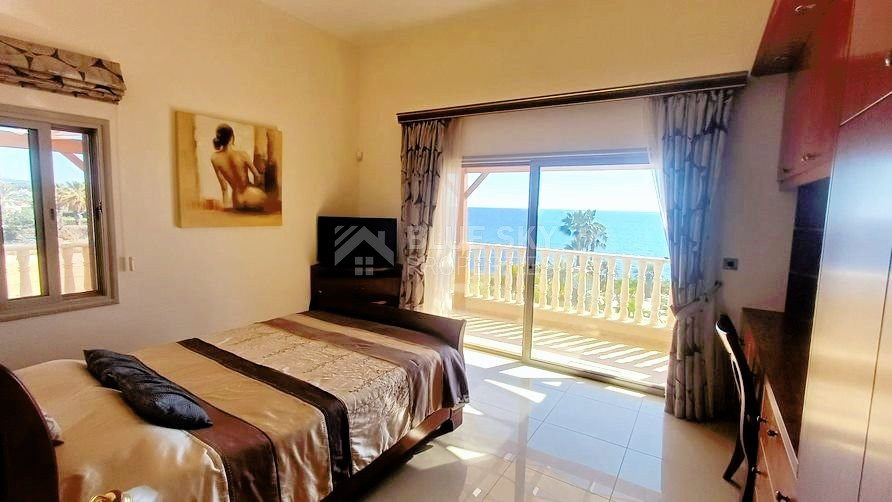 AMAZING SEA FRONT FIVE-BEDROOM LUXURY VILLA WITH BREATHTAKING VIEWS